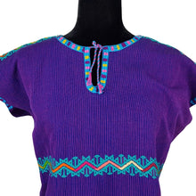 Cargar imagen en el visor de la galería, Blusa chiapaneca con brocados tradicionales de Aldama Chiapas
