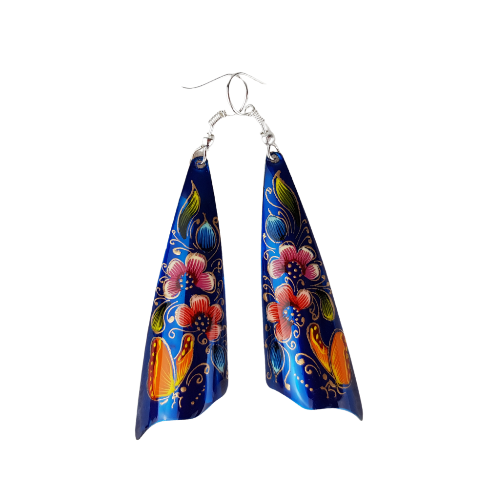 Arete enroscado hecho de cobre y decorado con laca perfilada de Michoacán