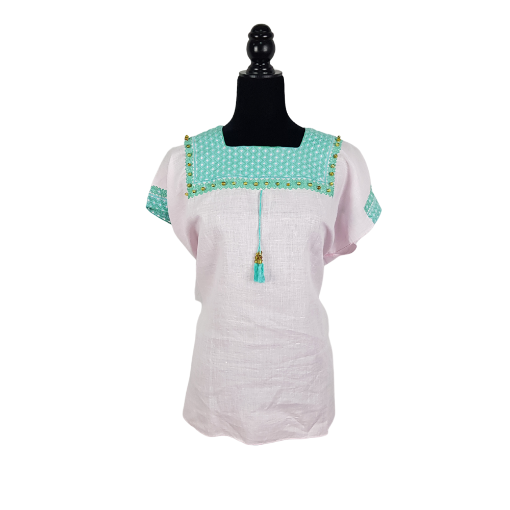 Blusa de lino con bordados Tzotziles, adornada con perlas de ambar, de Santa Martha, Chiapas. Color blanca con detalles en azul agua. Hecha por Oliverio Gómez.