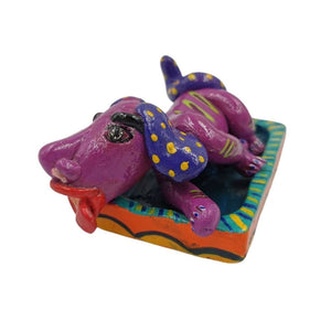 Perrito acostado, figura surrealista de arte popular mexicano elaborada con barro betus