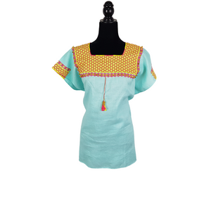 Blusa de lino con bordados Tzotziles, adornada con perlas de ambar, de Santa Martha, Chiapas. Color azul agua con detalles en amarillo y rosa. Hecha por Oliverio Gómez.