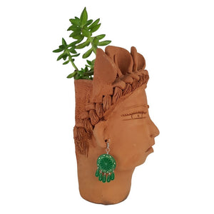 Arete chico elaborado con jícara de árbol decorado a mano