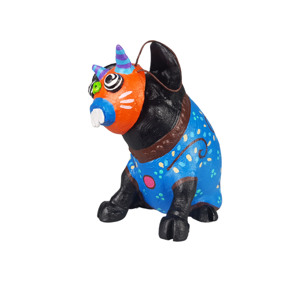 Alcancía de cerdito con máscara, tamaño chico elaborado en barro policromado frío