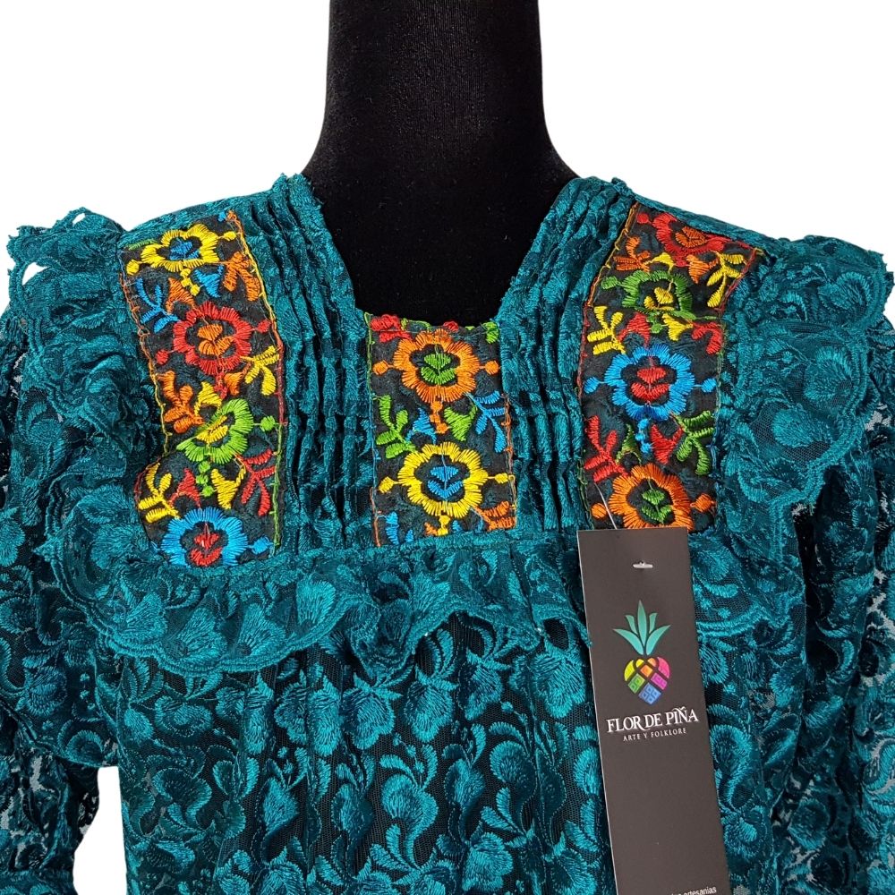 Blusa Quialana mediana a grande de encaje guipiur y bordado en cuello