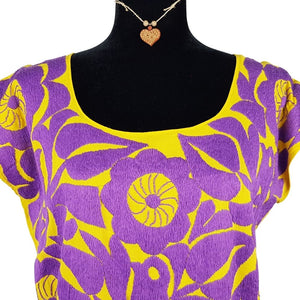 Blusa mediana de gala mazateca con bordado relleno de Jalapa de Díaz, en color amarillo con lavanda