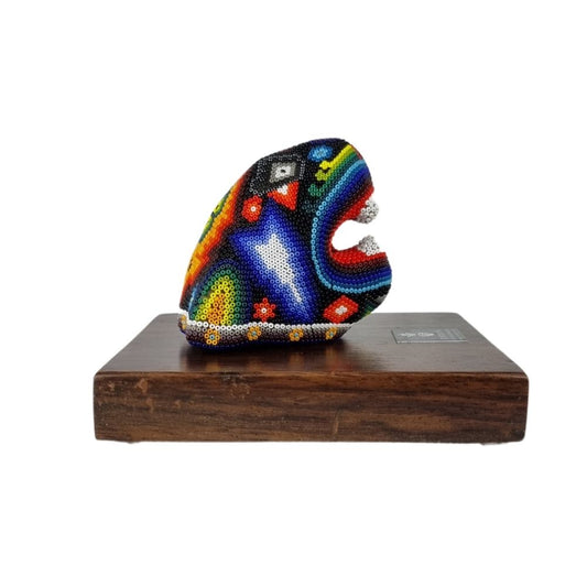 Reconocimiento con artesanía mexicana. Cabeza de jaguar wixárika en trofeo con base de madera y placa metálica personalizada