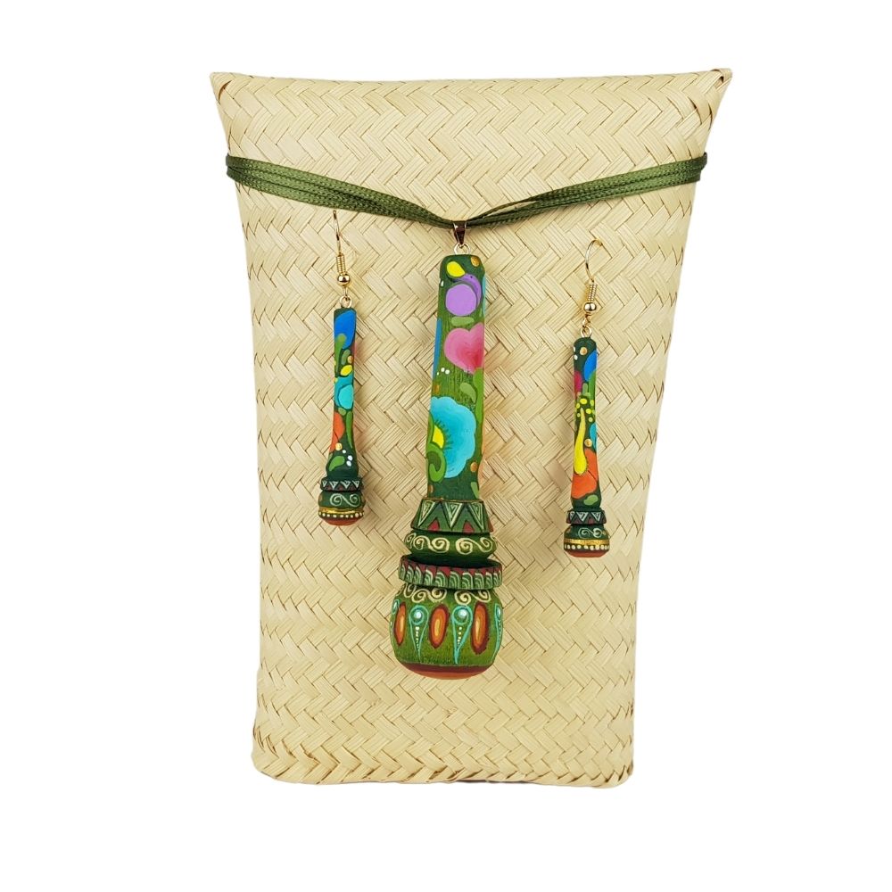 Juego de joyería de molinillo, dije y aretes de madera tallados y decorados a mano