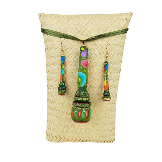 Juego de joyería de molinillo, dije y aretes de madera tallados y decorados a mano