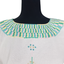 Cargar imagen en el visor de la galería, Blusa bordada Tzotzil Maya tradicional de Santa Martha Chiapas blanca con detalles de colores en cuello y mangas
