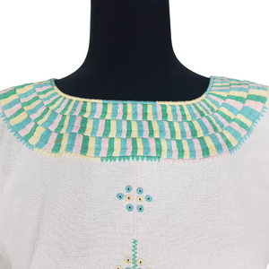 Blusa bordada Tzotzil Maya tradicional de Santa Martha Chiapas blanca con detalles de colores en cuello y mangas