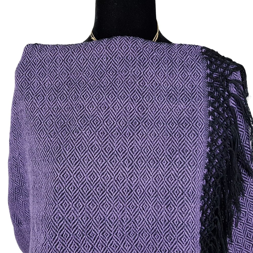 Rebozo mexicano de rombos elaborado con hilo de algodón