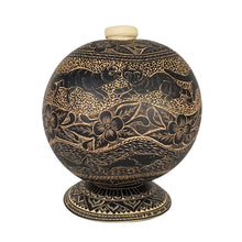 Cargar imagen en el visor de la galería, Licorera para mezcal elaborada con jícara de árbol calada a mano, tamaño grande
