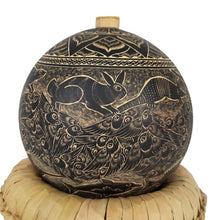 Cargar imagen en el visor de la galería, Licorera para mezcal elaborada con jícara de árbol calada a mano, tamaño grande
