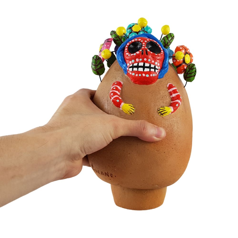 Muñeca matruska mexicana de tres piezas elaborada en barro policromado frío