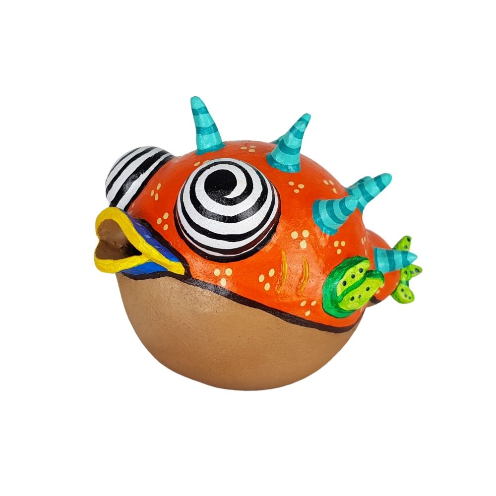 Alcancía de pez globo, elaborado en barro policromado frío