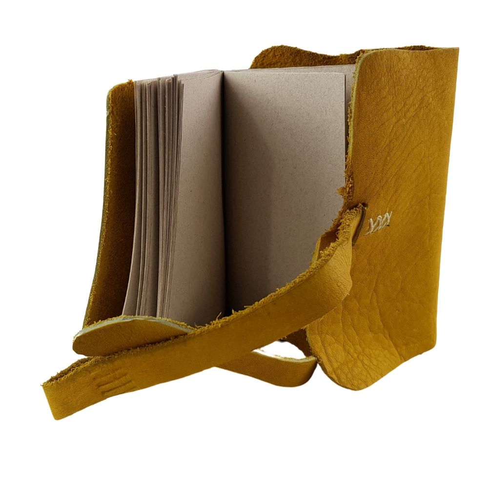 Libreta con hojas de papel reciclado y forro de piel costurada a mano