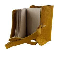 Cargar imagen en el visor de la galería, Libreta con hojas de papel reciclado y forro de piel costurada a mano

