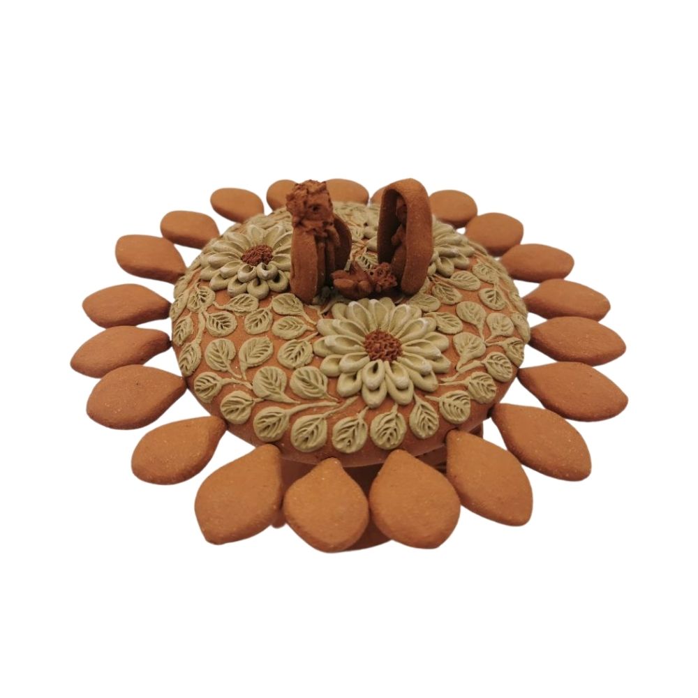 Misterio miniatura con barro bordado, elaborado con barro rojo y barro blanco