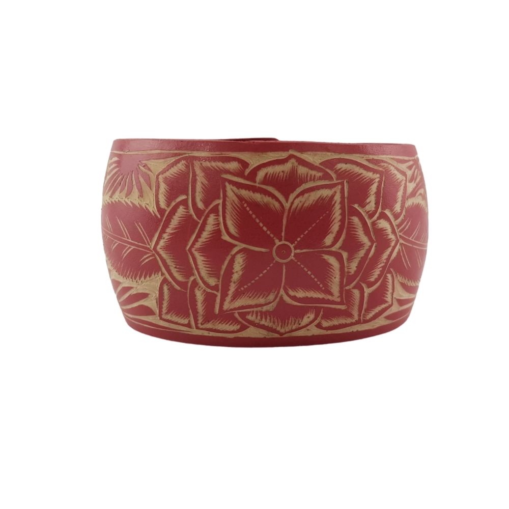 Brazalete elaborado con jícara de árbol calada a mano con aves y flores