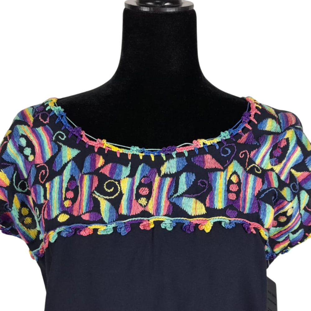 Blusa fresca sin manga decorada al pecho con bordado relleno