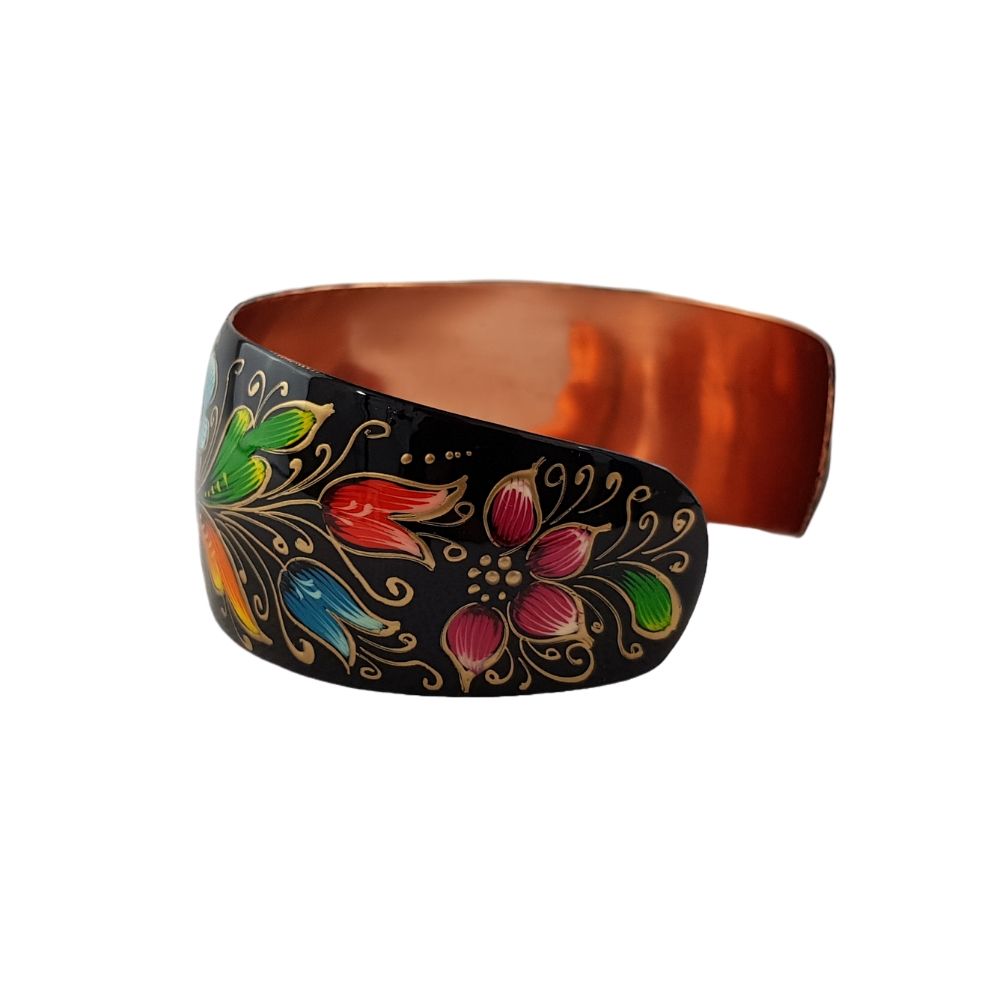 Brazalete ancho de cobre decorado con mariposas y flores
