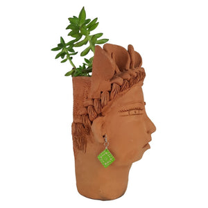 Arete chico elaborado con jícara de árbol decorado a mano
