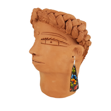 Cargar imagen en el visor de la galería, Arete enroscado hecho de cobre y decorado con laca perfilada de Michoacán
