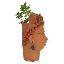 Cargar imagen en el visor de la galería, Arete chico elaborado con jícara de árbol decorado a mano
