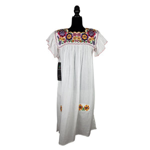 Vestido fresco de manta ligera, decorado al pecho con giraroles y manga de olan