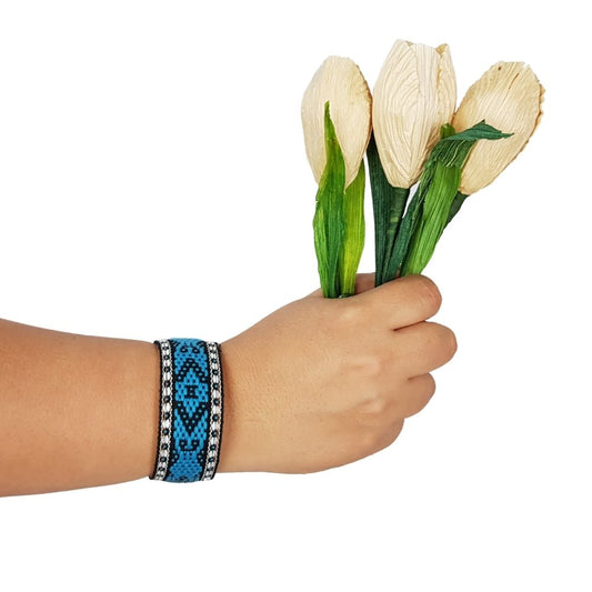 Pulsera de piel con textil decorado con motivos Oaxaqueños