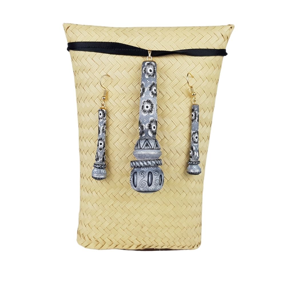 Juego de joyería de molinillo, dije y aretes de madera tallados y decorados a mano