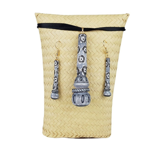 Juego de joyería de molinillo, dije y aretes de madera tallados y decorados a mano