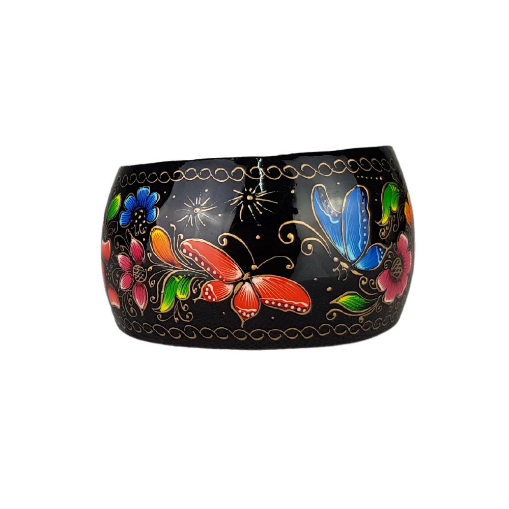Brazalete de jícara decorado con laca perfilada con mariposas y flores