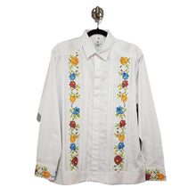 Cargar imagen en el visor de la galería, Guayabera yucateca de lino, diseño primavera con bordados artesanales
