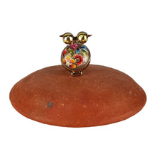 Cargar imagen en el visor de la galería, Anillo ajustable de piedra y tumbaga con forma de animalito decorado con laca perfilada
