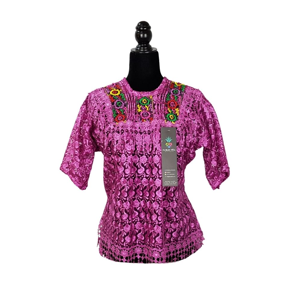 Blusa Quialana mediana a grande de encaje guipiur y bordado en cuello