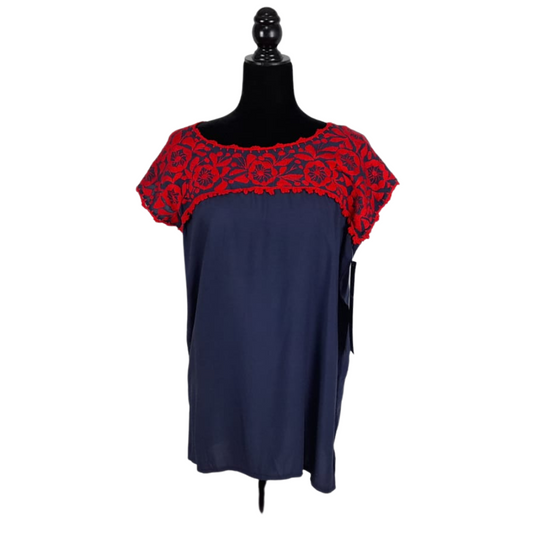 Blusa fresca sin manga decorada al pecho con bordado relleno