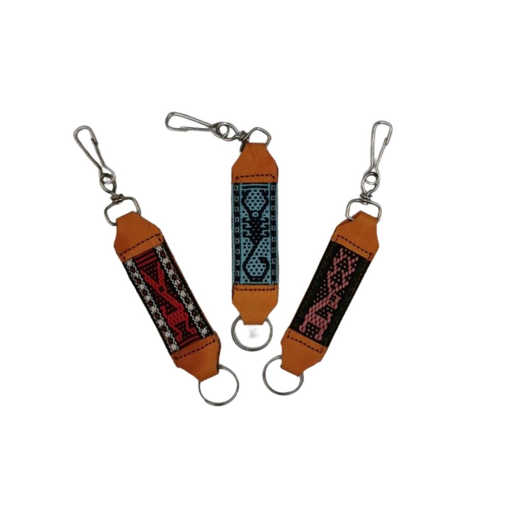 Llavero de piel con textil decorado con motivos Oaxaqueños