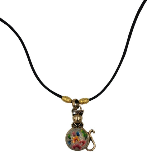 Dije de piedra y tumbaga con forma de animalito decorado con laca perfilada