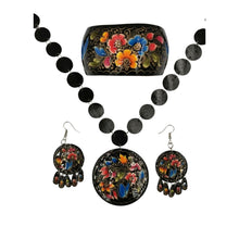 Cargar imagen en el visor de la galería, Juego de bisutería de jícara decorado con laca perfilada con mariposas y flores
