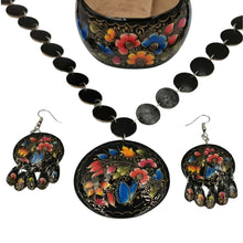Cargar imagen en el visor de la galería, Juego de bisutería de jícara decorado con laca perfilada con mariposas y flores
