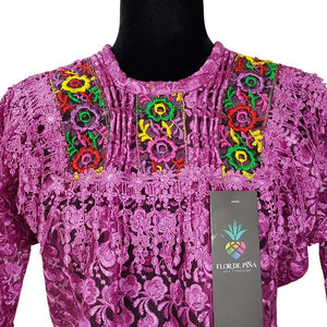 Blusa Quialana mediana a grande de encaje guipiur y bordado en cuello