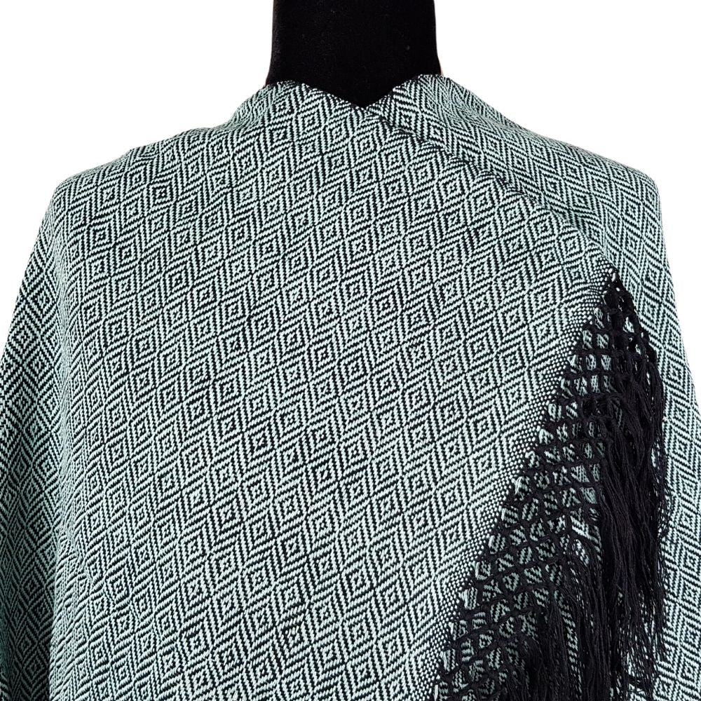 Rebozo mexicano de rombos elaborado con hilo de algodón