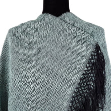 Cargar imagen en el visor de la galería, Rebozo mexicano de rombos elaborado con hilo de algodón
