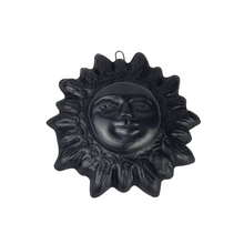 Cargar imagen en el visor de la galería, Sol de barro negro de pared con acabado mate
