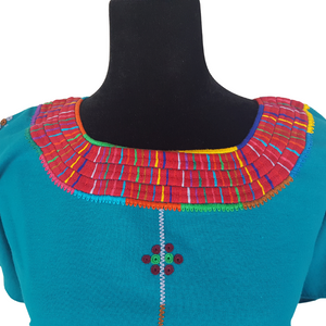 Blusa bordada Tzotzil Maya tradicional de Santa Martha Chiapas color azul con detalles de colores en cuello y mangas