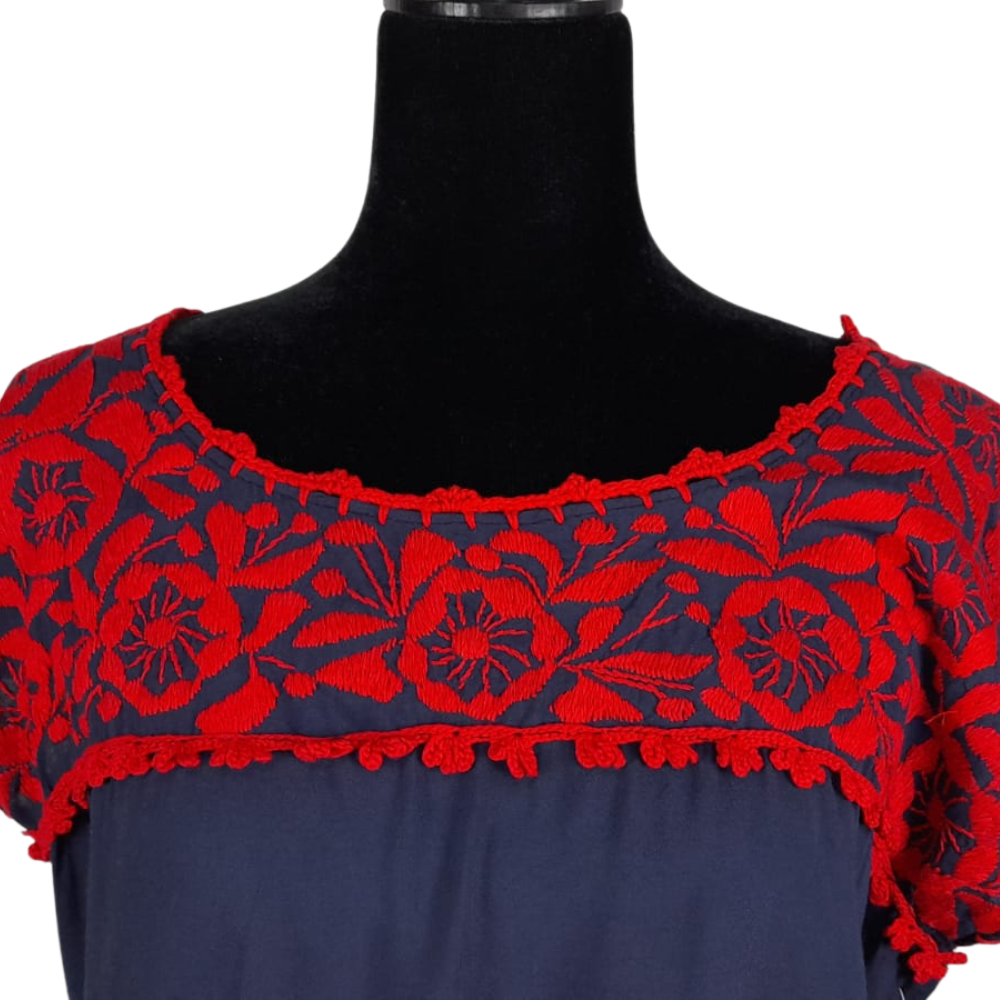 Blusa fresca sin manga decorada al pecho con bordado relleno