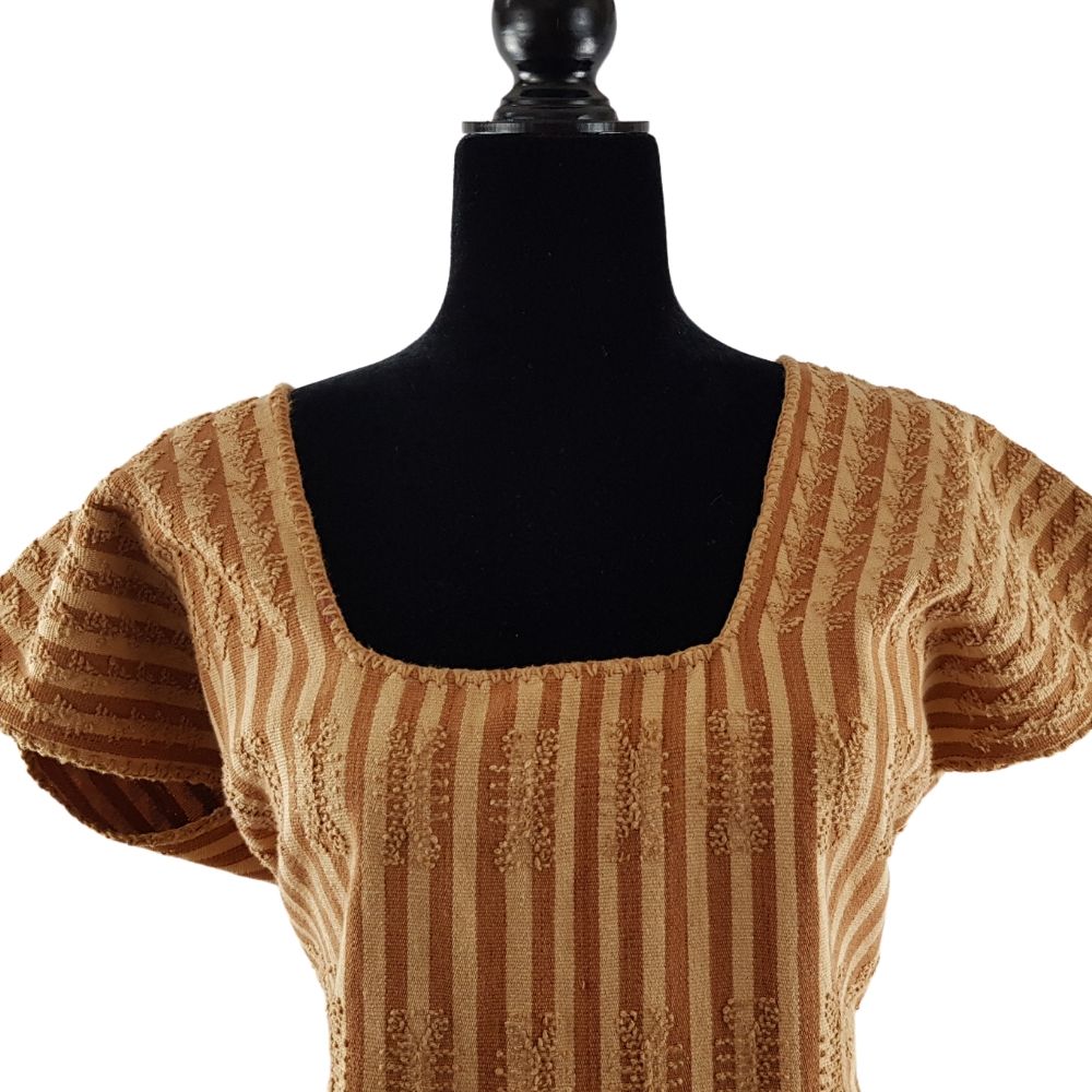 Huipil Hermina, textil mixteco de telar decorado con brocados, teñido con tintes naturales