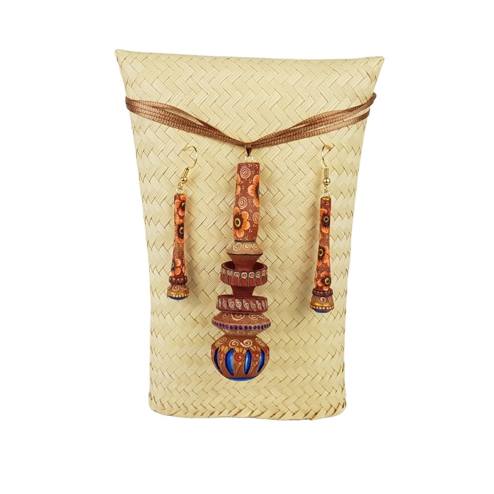 Juego de joyería de molinillo, dije y aretes de madera tallados y decorados a mano