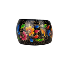 Cargar imagen en el visor de la galería, Brazalete de jícara decorado con laca perfilada con mariposas y flores
